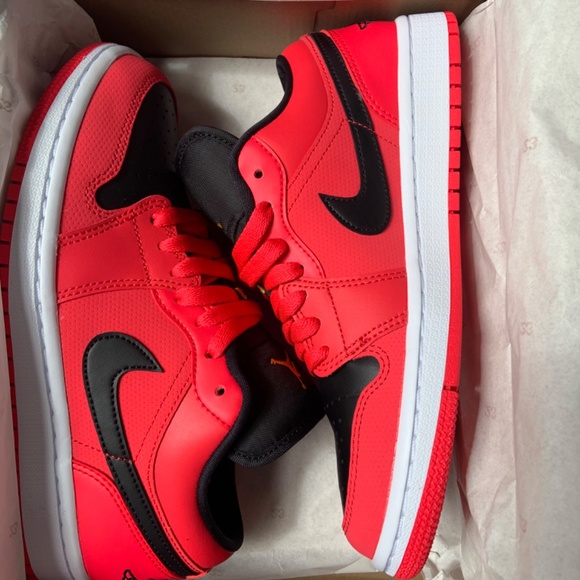 PRE-OWNED ♦️♠️ Jordan 1 Low Siren Red - 7W - Picture 6 of 7